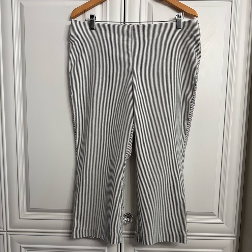 Counterparts Size Large White with Black Pinstripes Pull-On Capri Pants Stretchy